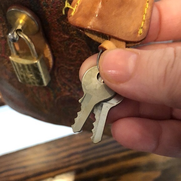 METRO MILANO Red Paisley Speedy 20 Small Boston Travel Tote Bag Lock and Key - Picture 8 of 17